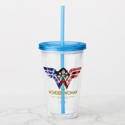 Wonder Woman Crossed Arms in Logo Collage Acryltrinkbecher (Vorderseite)