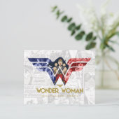 Wonder Woman Crossed Arms in Logo Collage Einladungspostkarte (Stehend Vorderseite)