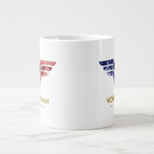Wonder Woman Crossed Arms in Logo Collage Jumbo-Tasse (Vorderseite)