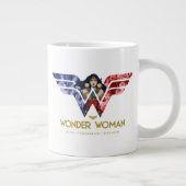 Wonder Woman Crossed Arms in Logo Collage Jumbo-Tasse (Rechts)