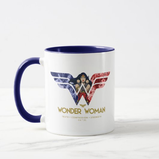 Wonder Woman Crossed Arms in Logo Collage Tasse (Links)