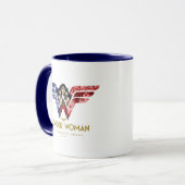 Wonder Woman Crossed Arms in Logo Collage Tasse (Vorderseite Links)