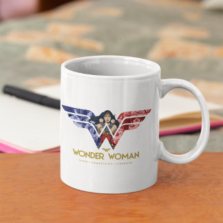 Wonder Woman Crossed Arms in Logo Collage Tasse
