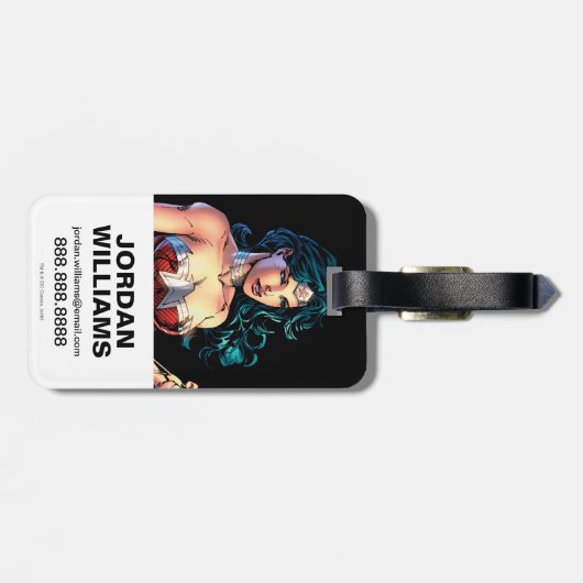 Wonder Woman Gripping Lasso Atop Rock Gepäckanhänger (Rückseite horizontal)