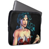 Wonder Woman Gripping Lasso Atop Rock Laptopschutzhülle (Vorne Rechts)