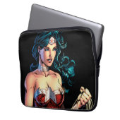 Wonder Woman Gripping Lasso Atop Rock Laptopschutzhülle (Vorderseite Links)