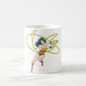 Wonder Woman Holds Lasso 1 Kaffeetasse (Mittel)