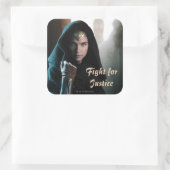 Wonder Woman in Cloak Quadratischer Aufkleber (Tasche)