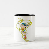 Wonder Woman in Lasso Zweifarbige Tasse (Mittel)