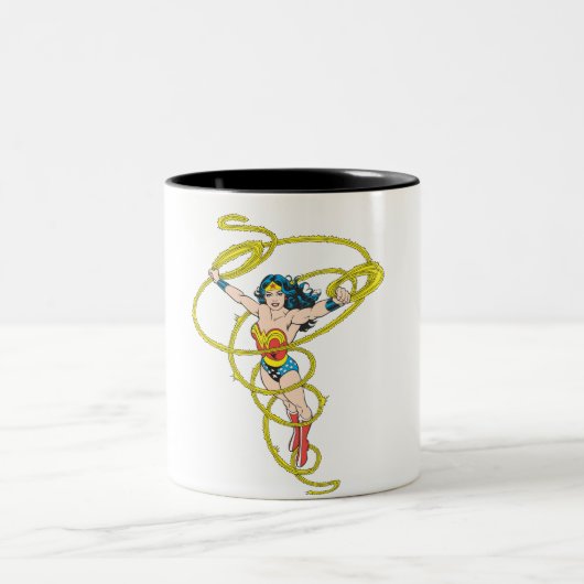 Wonder Woman in Lasso Zweifarbige Tasse (Mittel)