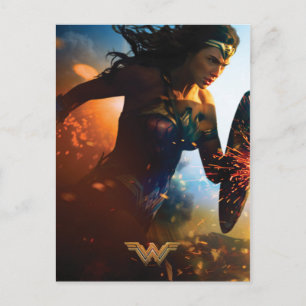 Wonder Woman läuft auf dem Schlachtfeld Postkarte