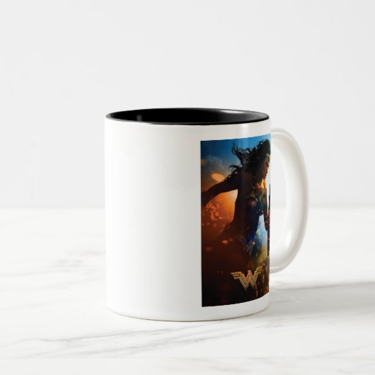 Wonder Woman läuft auf dem Schlachtfeld Zweifarbige Tasse (VorderseiteRechts)