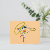 Wonder Woman Swinging Lasso Postkarte (Stehend Vorderseite)