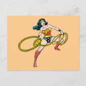 Wonder Woman Swinging Lasso rechts Postkarte (Vorderseite)