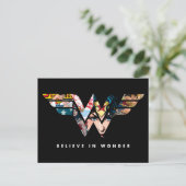 Wonder Woman "Think in Wonder" Collage Logo Einladungspostkarte (Stehend Vorderseite)