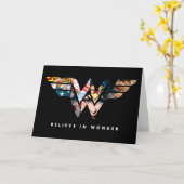 Wonder Woman "Think in Wonder" Collage Logo Karte (Gelbe Blume)