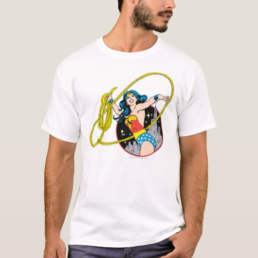 Wonder Woman with City Background T-Shirt (Vorderseite)