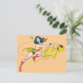 Wonder WomanThrows Crown Postkarte (Stehend Vorderseite)