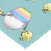 Wonderful Chicks paint a Colorful Easter egg Tischdecke (Schrägansicht)