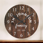 Wood Custom Family Name Rustic Farmhouse Große Wanduhr<br><div class="desc">Die Wanduhr im Stil eines braunen Bauernhofs ist perfekt für Ihre Landküche. Passen Sie Ihren Familiennamen und das Jahr für ein einmaliges und personalisiertes Geburtstag- oder Weihnachtsgeschenk an.</div>