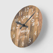 Wood Custom Family Name Rustic Farmhouse Runde Wanduhr (Winkel)