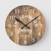 Wood Custom Family Name Rustic Farmhouse Runde Wanduhr (Vorderseite)