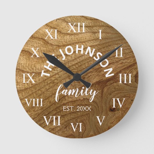 Wood Custom Family Name Rustic Farmhouse Runde Wanduhr (Vorderseite)