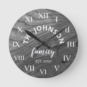Wood Custom Family Name Rustic Farmhouse Runde Wanduhr