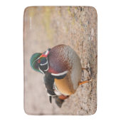 Wood Duck Drake on Gravel Badematte (Vorderseite Vertikal)