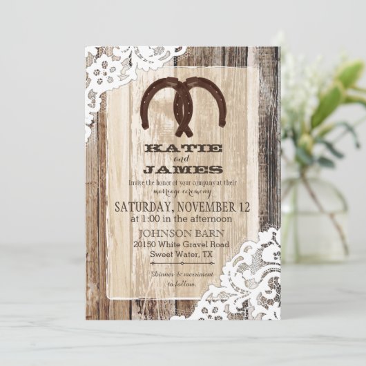 Wood Horseshoe Lace Rustic Wedding Einladung (Stehend Vorderseite)