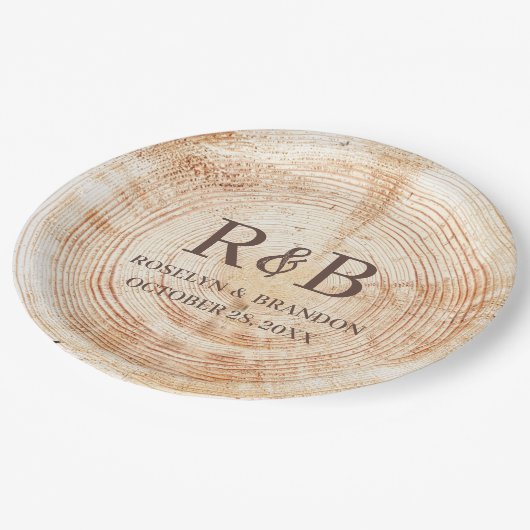 Wood Rustic Wedding Custom Monogram Names Pappteller (Schrägansicht)