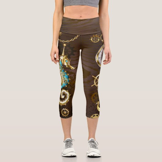 Wooden Background with Mechanical Seahorse Capri Leggings (Vorderseite)