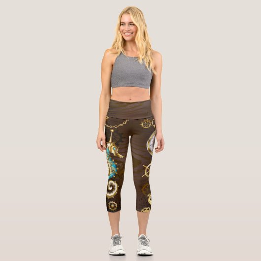Wooden Background with Mechanical Seahorse Capri Leggings (Vorderseite)