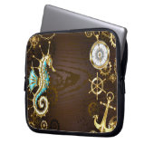 Wooden Background with Mechanical Seahorse Laptopschutzhülle (Vorderseite Links)