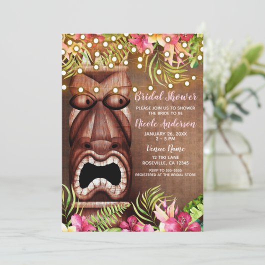 Wooden Hawaiian Tiki Luau Summer Brautparty Einladung (Stehend Vorderseite)