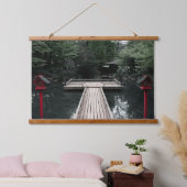Wooden Pier framed by red Lanterns Wandteppich Mit Holzrahmen (Schlafzimmer)