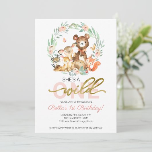 Woodland Animals Sie ist ein wilder erster Geburts Einladung (Stehend Vorderseite)