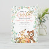 Woodland Animals Sie ist ein wilder erster Geburts Einladung (Stehend Vorderseite)