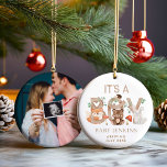 Woodland Boy Baby Ankündigung Weihnachten Keramik Ornament<br><div class="desc">Feiern Sie die Freude an Ihrer wertvollen Ankündigung mit unserem Woodland Boy Baby Announcement Weihnachtsschmuck. Charmante Waldtiere und weiche Erdenfarben verbinden sich in diesem wunderschönen Sake, der den Zauber Ihrer Enthüllung einfängt. Eine perfekte Mischung aus Stimmung und Stil, es ist nicht nur ein Ornament - es ist eine Geschichte, die...</div>