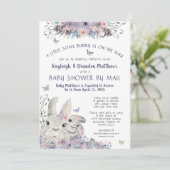 Woodland Bunny Floral Lila Baby Dusche per Post Einladung (Stehend Vorderseite)
