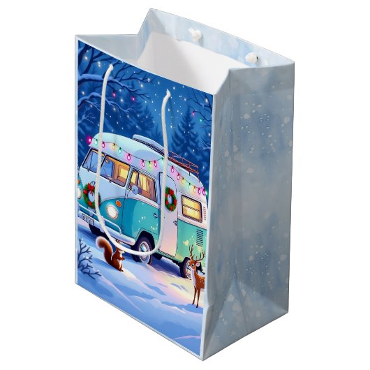 Woodland Creatures and Retro RV Camper Mittlere Geschenktüte (Vorderseite Schrägansicht)