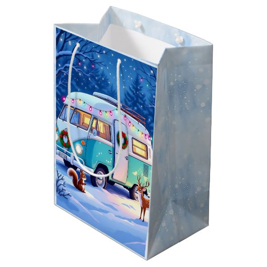 Woodland Creatures and Retro RV Camper Mittlere Geschenktüte (Rückseite Schrägansicht)