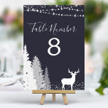 Woodland Deer Navy Tischnummer<br><div class="desc">Führe deine Gäste mit einer Touch winterlicher Eleganz zu ihren Plätzen. Diese Tischnummern mit einem majestätischen Reh inmitten eines schneebedeckten Waldes verleihen Ihrem Empfang eine Touch rustikalen Charmes. Die marineblaue Grenze ergänzt die natürliche Szene und schafft eine raffinierte Touch. Jede Tischnummer ist vollständig anpassbar, sodass Sie Ihre einzigartige Touch dieser...</div>