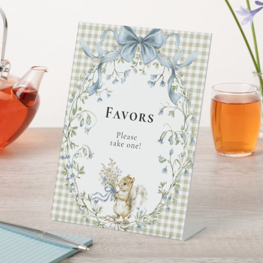 Woodland Squirrel Gingham Baby Shower Favors Sockelschild (In Situ)