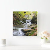 Woodland Stream with Waterfall Quadratische Wanduhr (Zuhause)