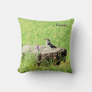 Woodpecker auf einen Stump Kissen