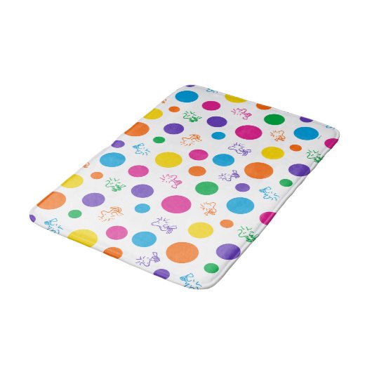 Woodstock Rainbow Polka Dot Pattern Badematte (Schrägansicht)