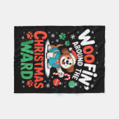 Woofin Around The Christmas Ward Funny Dog Nurse Fleecedecke (Vorderseite (Horizontal))