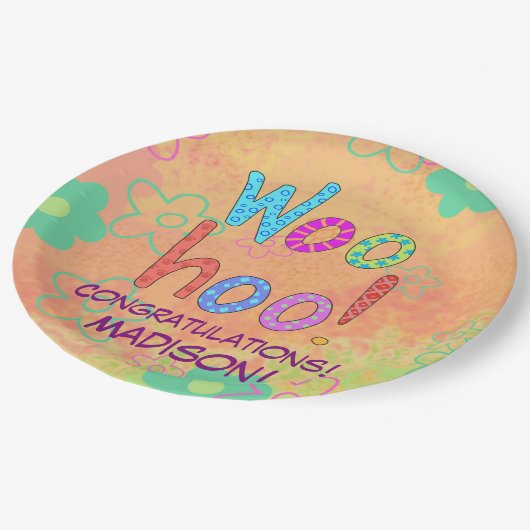 Woohoo Word Art Name Personalisiert Glückwunsch Pappteller (Schrägansicht)