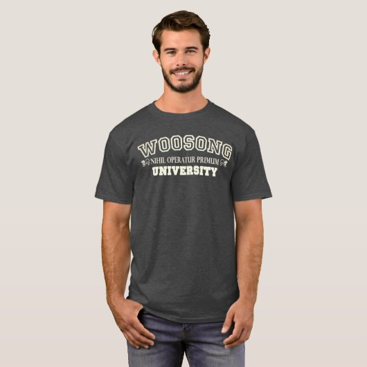 Woosong Universität u. Motto: Nihil Operatur T-Shirt (Vorne ganz)